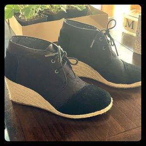 👜🕶TOMS WEDGE BOOTIES! SIZE 8 👢